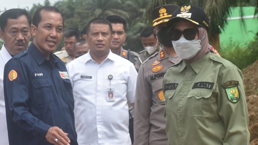 Bupati Inhu Tinjau pengerjaan Jalan Rusak di Batang Cenaku