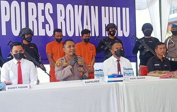 Pembunuhan di Kepenuhan, Polres Rohul  Hadirkan Dua Tersangka Yang Ditangkap di Wonosobo