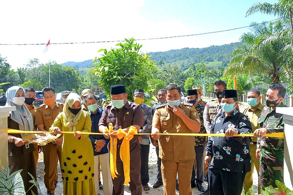 Resmikan Rumah Dinas Camat Koto Kampar Hulu, Bupati Minta Pelayanan Terhadap Masyarakat Ditingkatkan