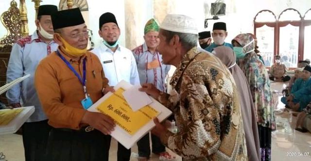 Bupati Pelalawan Hadiri Halal Bihalal dan Penyerahan BLT DD Tahab I di Desa Kuala Panduk