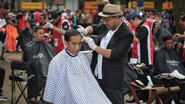 SKAKMAT,  Ferdinand Hutahaean: Hanya di Indonesia, Presiden Cukur Rambut Dijadikan Tontonan Bagi Rakyat...