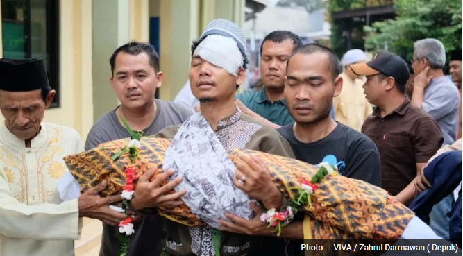 Penuh Luka Akibat Tsunami, Kohar Gendong  Istri dan  Dua Putranya  ke Liang Lahat