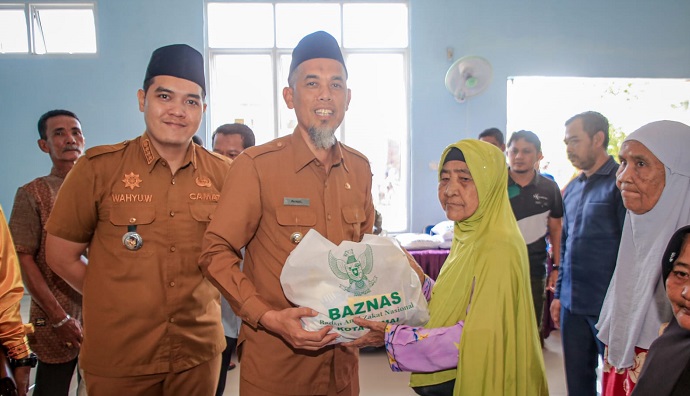 Wali Kota Dumai Serahkan Bantuan Sembako untuk 250 Warga Tak Mampu