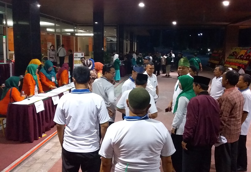 Pakai Kaos Putih, Ratusan Pendukung Firdaus-Rusli Padati Lokasi Debat Kandidat Pilgubri 2018