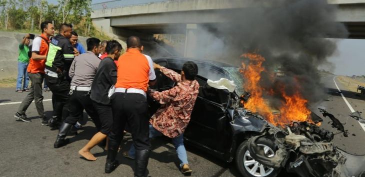 Tabrak Truk, Toyota Yaris Terbakar di Depan Rombongan Gubernur, Penumpang Tewas