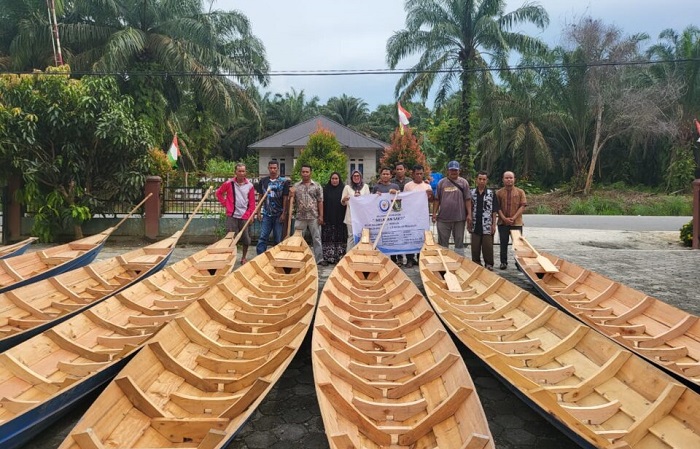 Anggota DPRD Kampar Serahkan Bantuan Sampan di Kampar Utara