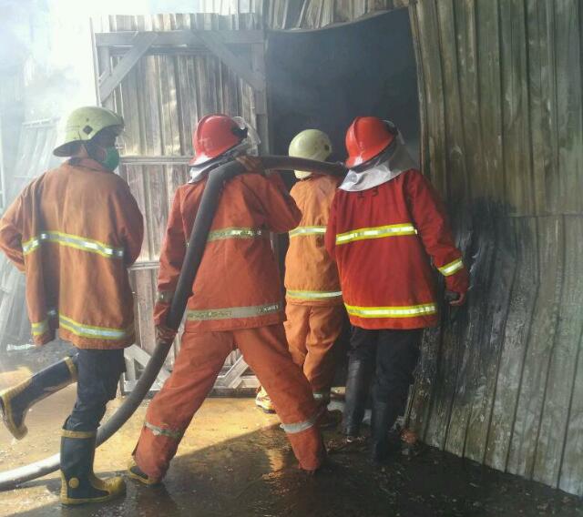KEBAKARANNN...Ditinggal Memasak, Pabrik Roti di BTN 125 Tahap 3 Duri Dilalap Api
