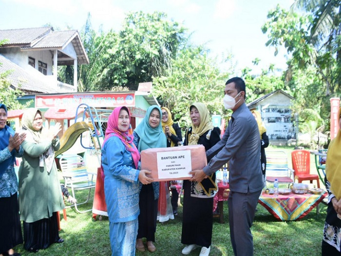 Bunda PAUD Kampar Serahkan Alat Permainan Edukatif  ke Sejumlah TK