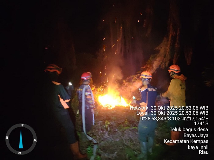 BPBD Inhil Terjunkan Tim untuk Padamkan Kebakaran Lahan di Bayas Jaya Inhil