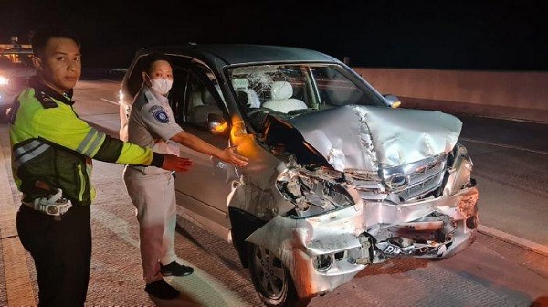 Lakalantas di Tol Pekanbaru-Bangkinang, Isuzu Elf Pecah Ban Hantam Avanza, Sejumlah Penumpang Dilarikan ke RSUD Bangkinang
