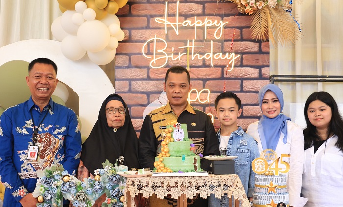 Ulang Tahun Ke-45, Pj Wali Kota Muflihun Dapat Surprise dari Keluarga, ASN dan LPM Pekanbaru