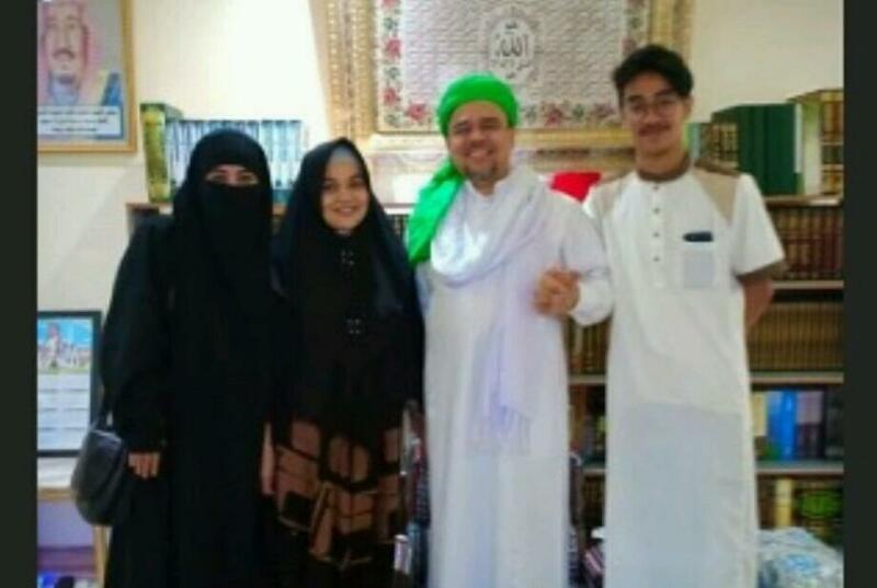 Waduh, Foto Ummi Pipik Bareng Habib Rizieq Dihapus Instagram, Alasannya Gak Masuk Akal