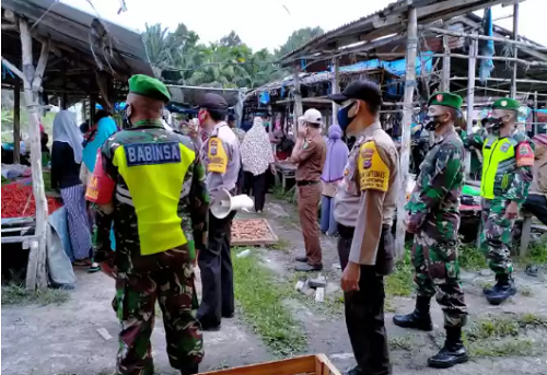 TNI- Polri dan Satpol PP Siak Sosialisasi Penerapan Protokol Kesehatan di Pasar Tradisional