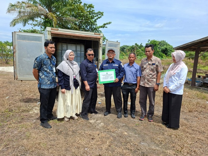 DKP Provinsi Riau Serahkan Bantuan Calon Induk Ikan  di Kampar