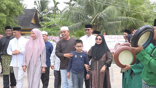 Bupati Herman dan Wabup Yuliantini Disambut Taburan Beras Kunyit dan Doa-doa