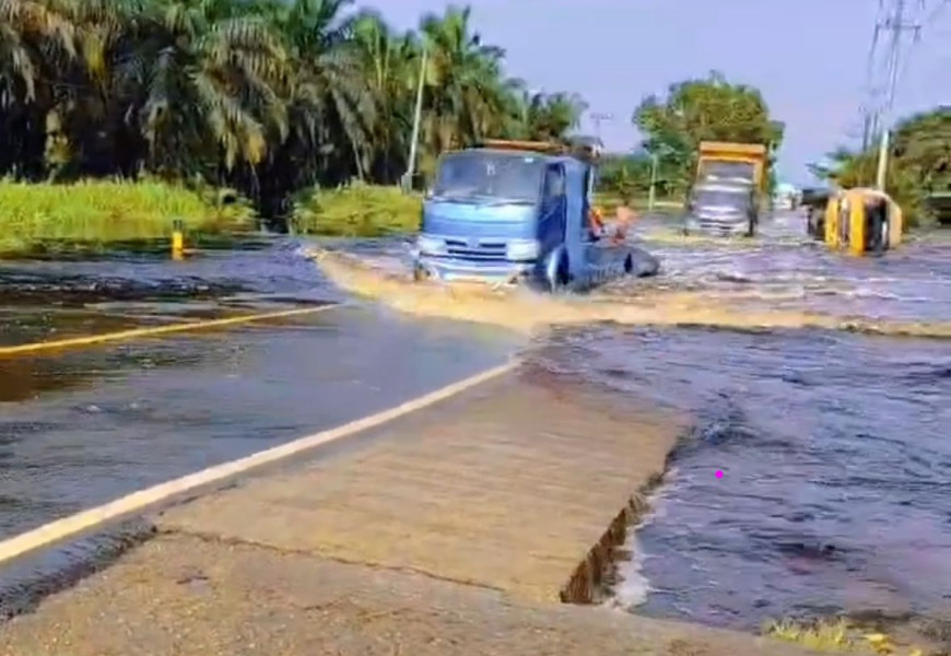 Air Masih Genangi Jalintim KM 83