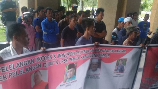 Gempar Demo Dugaan Konspirasi Monopoli Proyek di Kampar