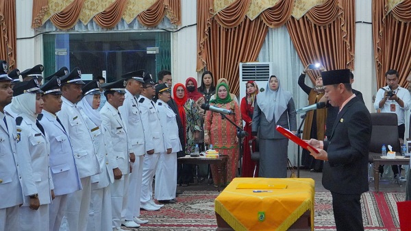 Bupati Rohil Lantik 35 Penghulu dan Penjabat Penghulu