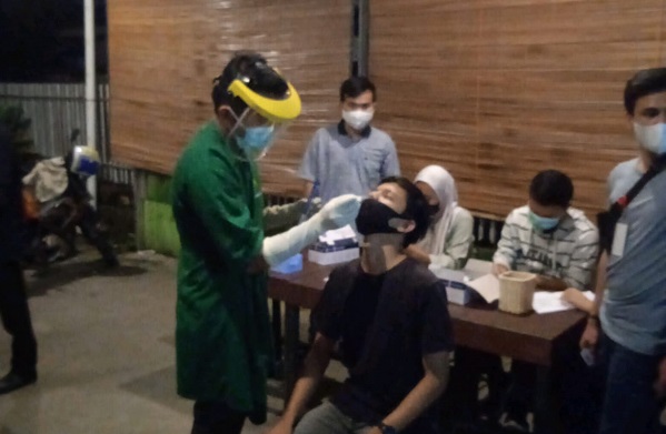 Jelang PPKM Level IV Pekanbaru,  Tiga Pengunjung Kafe Reaktif Covid-19 Saat Dirazia...
