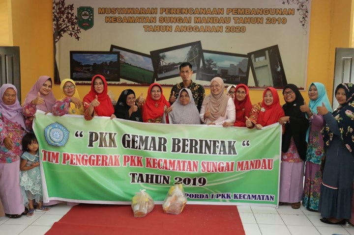 Kerja Sama dengan PT IKPP, TP PKK Siak Bagi-bagi Sembako untuk Warga Kurang Mampu