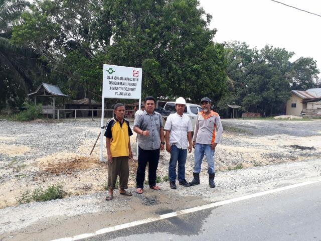 Warga Empat Desa di Sorek Bisa Senyum Sumringah, Jalan Kampungya Diaspal Perusahaan