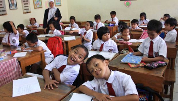 MIRIS...Lokal Kurang, Siswa SDN 12 di Kabupaten Terkaya di Indonesia Ini Malah Antre Belajar