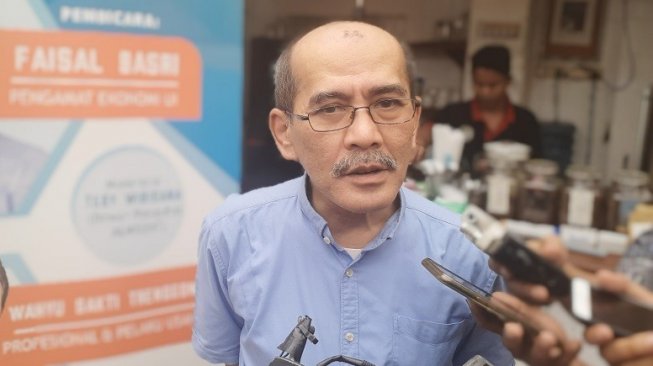 Ekonom Ini  Kritisi Jokowi yang Lebih Pilih Naikkan Anggaran  Infrastruktur Rp414 Triliun Daripada Alokasikan Vaksin Gratis di Tahun 2021