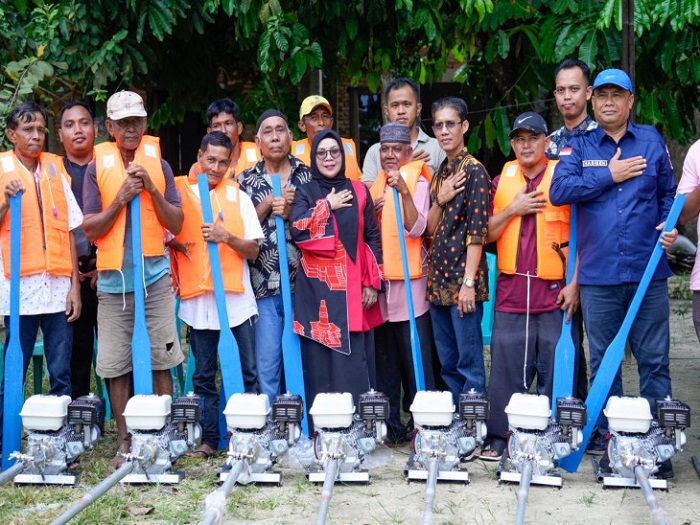 Pemkab Kampar Serahkan Bantuan Prasarana Perikanan Tangkap di Teratak Buluh