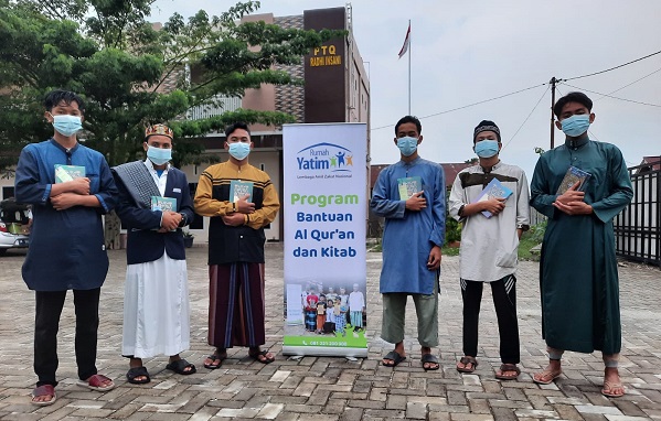 Ratusan Paket Al-Qur'an dan Kitab Disalurkan Rumah Yatim di Berbagai Ponpes di Pekanbaru dan Kampar