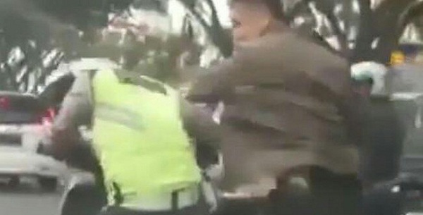 HEBOH, Anggota TNI Pukul Polisi Lalu Lintas di Jalan Sudirman Pekanbaru