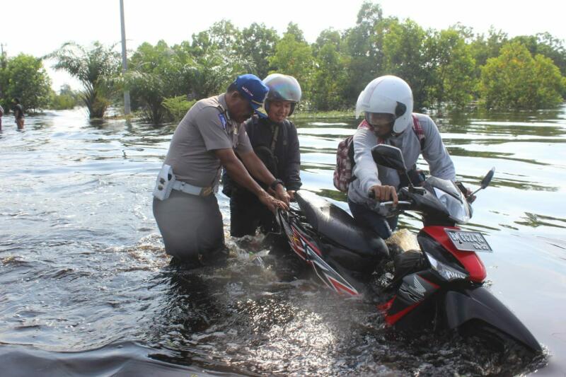 Jalan Lintas Sumatera di Pangkalan Kerinci Masih Putus Diterjang Banjir