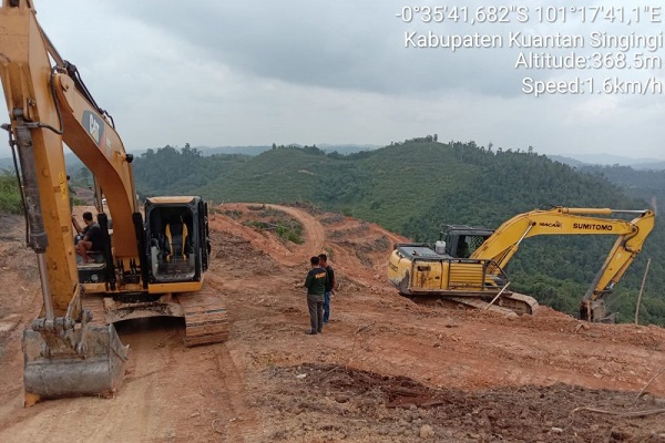 DLHK  Riau Amankan 2 Alat Berat Diduga Perambah HPT Batang Lipai Kuansing