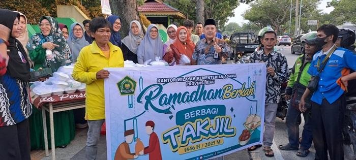 Pegawai Kemenag Riau  Bagikan 200 Makanan untuk Takjil di Sudirman