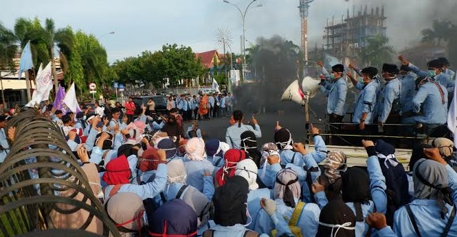 Momen Ulang Tahun Riau Ke-62 Penuh Asap dan Tak Sehat, Mahasiswa Demo Karhutla ke  Kantor Gubernur