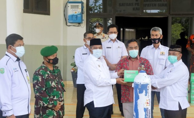 Bupati Siak Alfedri Terima Bantuan tabung Oksigen dan Regulator dari Kadin Riau