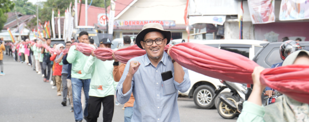 Semarak Pacu Jalur, Pemkab Kuansing Bentangkan Bendera Merah Putih Sepanjang 2 Km di Sepanjang Arena Tepian Narosa