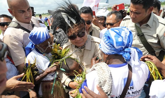 Banyak yang Terharu Lihat Ekspresi  Prabowo Peluk Warga Papua, Subhanallah....Tidak Salah Kata Gus Dur...
