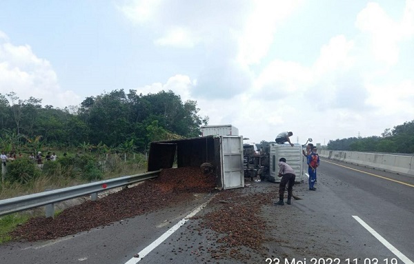 Lakalantas di KM 72 Tol Pekanbaru- Dumai, Mobil Box Terguling...