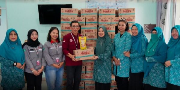 PT Ivomas Serahkan Bantuan 2,4 Ton Minyak Goreng Melalui TP PKK Dumai