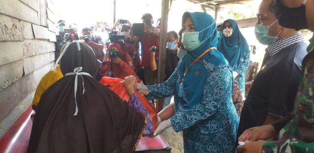 PKK Kabupaten Pelalawan Bagikan Sembako Ditengah Kesulitan Warga Akibat Virus Carona 