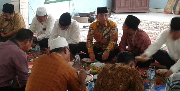 Bupati Pelalawan HM Harris Disambut Makam Bajambau Desa Tanjung Balam Siak Hulu