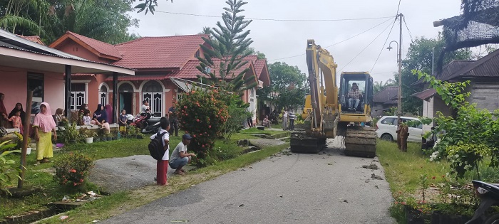 Pemda Rohil Turunkan Alat Berat untuk Menangani Longsor di Sedinginan
