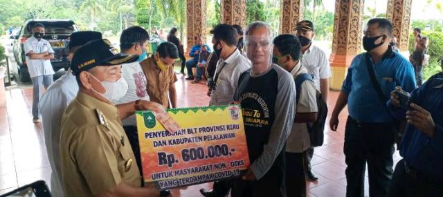 Rentan Kena Covid-19, Awak Media Pelalawan Terima Bantuan Provinsi dan Pemdakab Pelalawan 