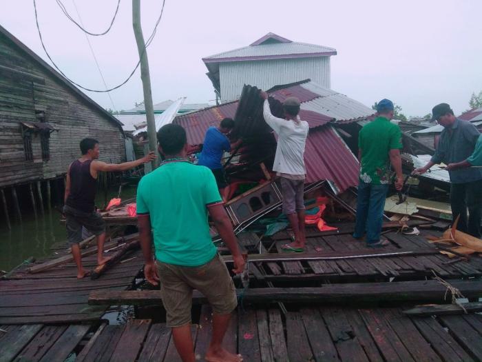 Dihantam Angin Puting Beliung, 3 Rumah dan 1 Surau di Kecamatan Kuala Inhil Rusak Parah