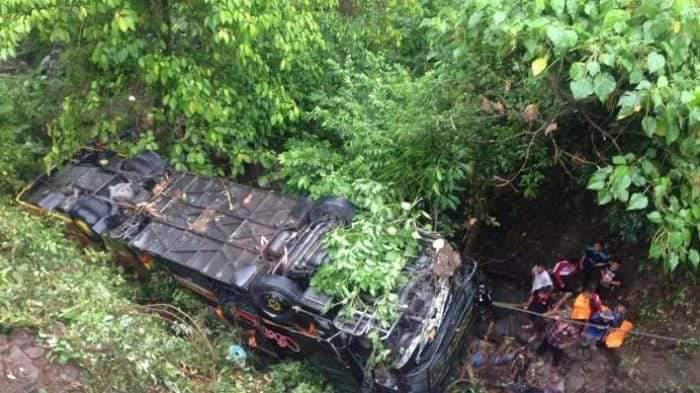 NGERI....Bus Rombongan Pengantin Masuk Jurang, 5 Orang Tewas