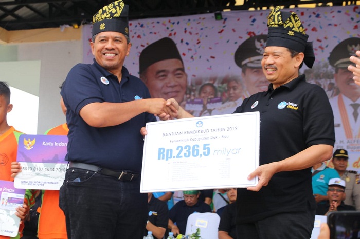 Dihadapan Sekjen Kemendikbud RI, Alfedri Ungkap Siak Masih Kekurangan 1.900 Guru PNS 