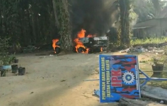 Bentrok Dua Ormas, Satu Unit Mobil Dibakar