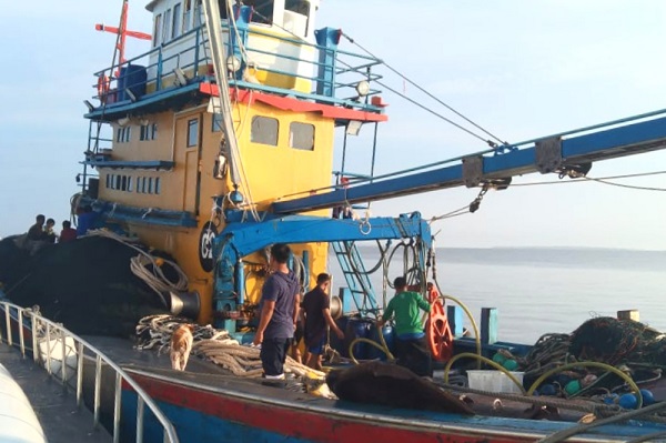 Kapal Berbendera Malaysia dengan Awak  Berkebangsaan Myanmar Ditangkap Lakukan Illegal Fishing di Perairan Rokan Hilir
