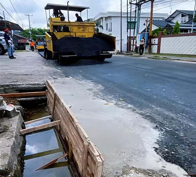 Jalan Diaspal Ulang, Pemko Pekanbaru Juga Benahi Drainase Jalan Sekolah