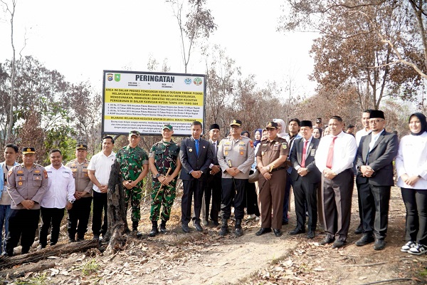Pasang Plang Sosialisasi Cegah Karhutla, Bupati Kampar Tegaskan: Jangan Merambah dan Jangan Bakar Hutan